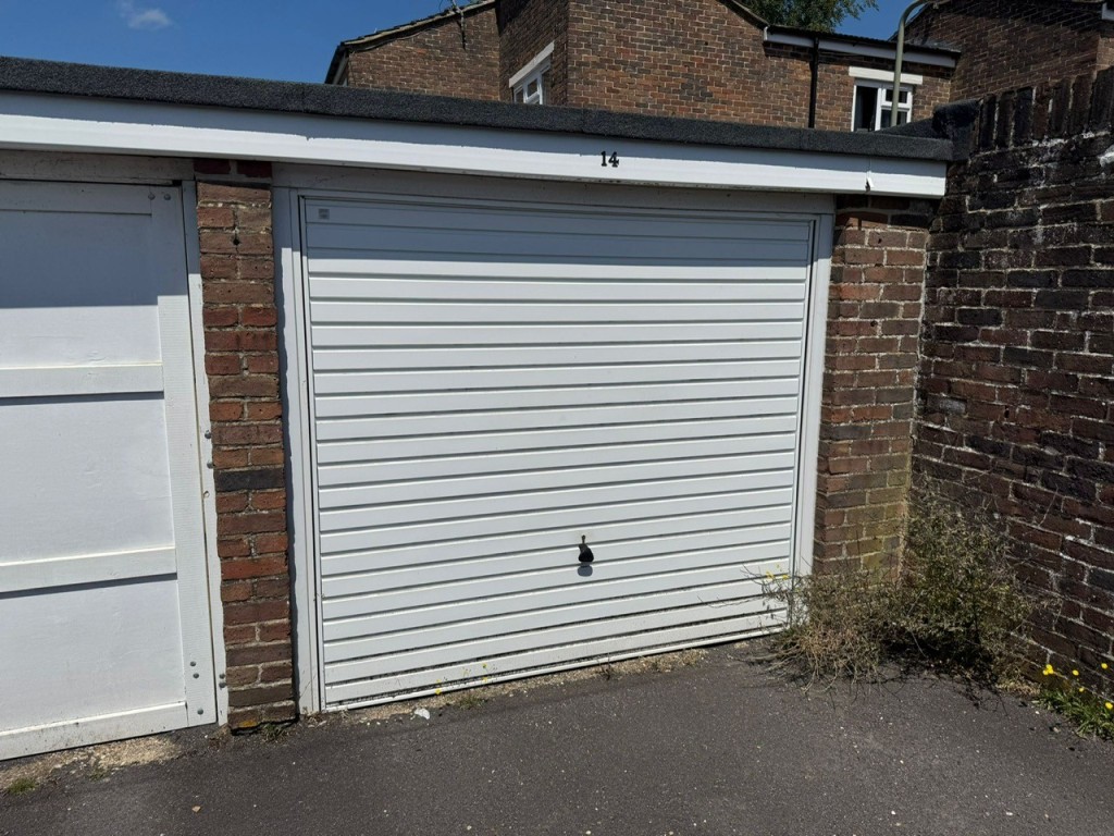 Lot: 27 - NINE LOCK-UP GARAGES - garage 14